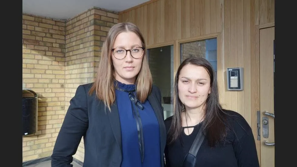 Ekaterine Tsintsadze (höger i bild), här tillsammans med målsägandebiträdet Frida Larsson, berättar om saknaden efter sin bror som blev dödad och styckad.