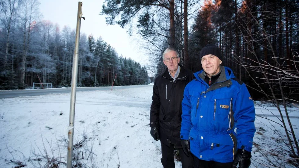 Vägskylten vid Bröstfallet är hett villebråd för tjuvar som tycker namnet är lustigt. Ingemar Edström och Lars Hedström hoppas nu på att skylten återlämnas. "Det är tredje gången som skylten stjäls", säger Lars Hedström.