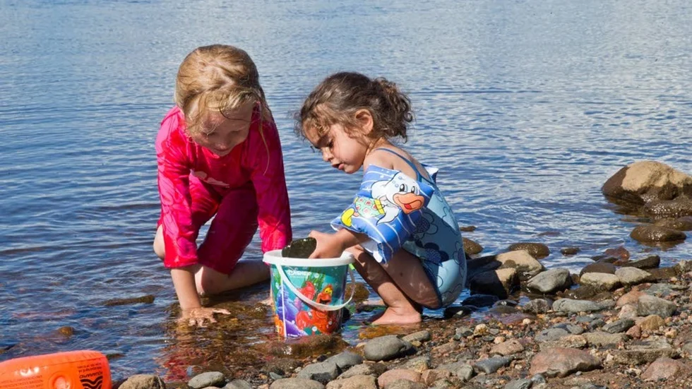 Maria tycker om att leka med storasyster Thea och vill vara fem år precis som henne.
