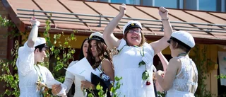 Lyckliga studenter sprang ut i friheten