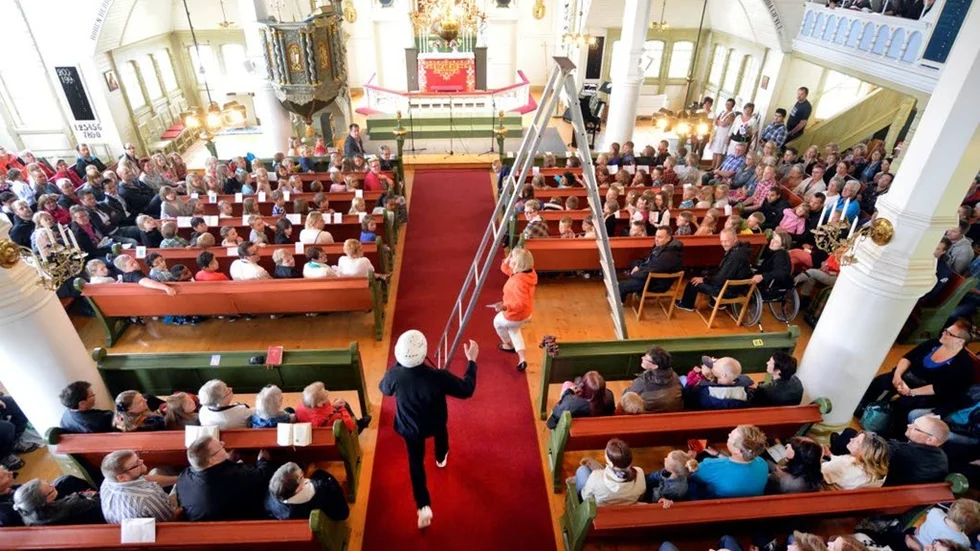 Prästerna Niklas Westling och Kristina Andersson fångade allas uppmärksamhet när vidskepligheten kläddes av till förmån för sunt tänkande.