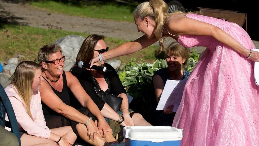 Gabriella Lambert Olsson hittade en glad trio i gröngräset när Divine ledde allsången: Fanny Wikberg från Arvisdsjaur som nu bor i Umeå, Annika Wikberg Piteå, och Camilla Freedman, Arvidsjaur.