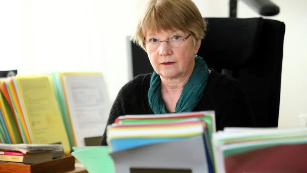 Socialchefen Gunbritt Johansson, som egentligen skulle varit ledig igår, fick avbryta och åka in till jobbet. Det råder febril aktivitet i socialtjänsten efter dödsolyckan. Något liknande får inte hända igen och personalen behöver hjälp att bearbeta det som hänt.