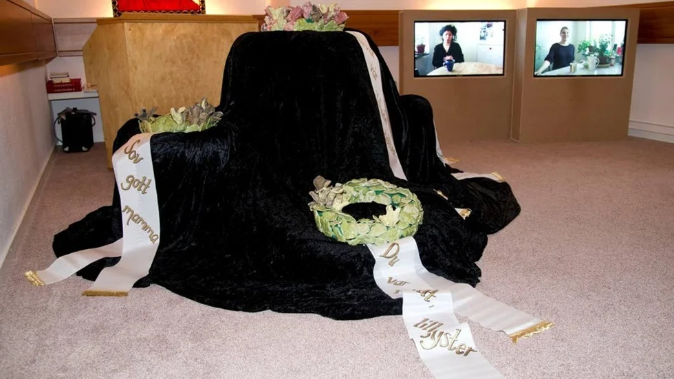 Den annorlunda utställningen består dels av en keramikinstallation, dels av film.