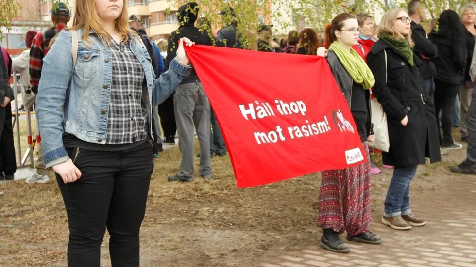 Sila Sahin, Rebecca Eriksson och Anna Öhgren vände ryggen mot Jimmie Åkesson i Piteå i måndags. Igår gjorde de samma sak i Älvsbyn.