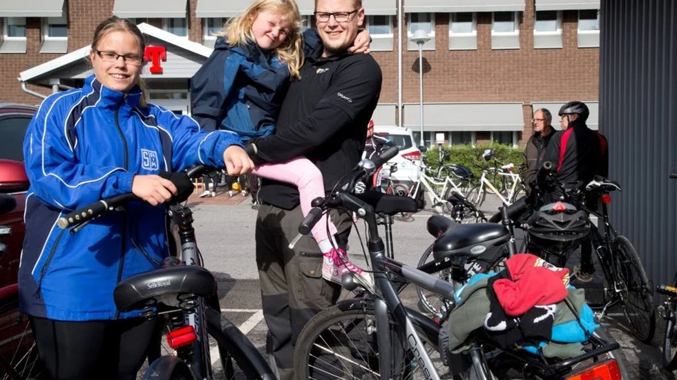Paret Magnus och Jessica Lundmarka deltar för första gången i PT-trampen. I famnen supporten Ella Rönnmark.