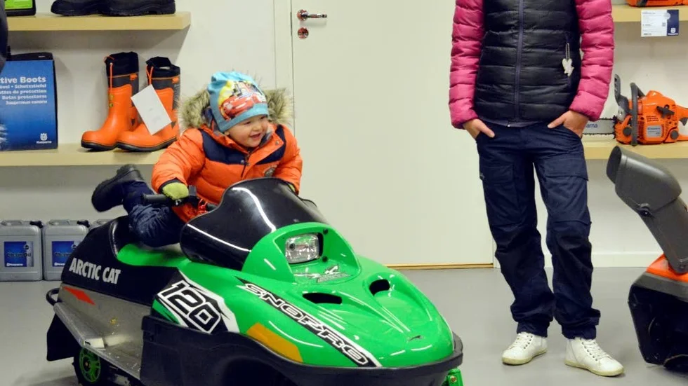 Skoterns dag är en familje­angelägenhet. Viggo Tuoma, 2 år, blir mäkta förtjust i barnskotern. Mamma Ida Nyman kan börja skriva ner sin sons önskelista inför julen.