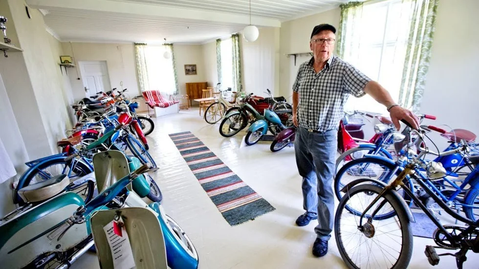 Walton Öhlund har en stor samling mopeder i ett hus på Skäret och han kör de flesta av dem.