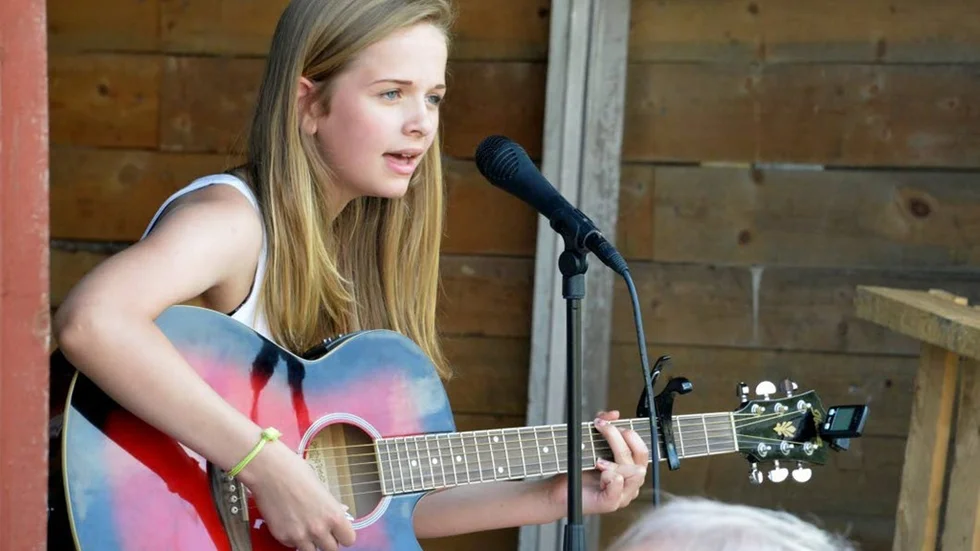 Emma Lundmark från Mellanström underhöll med sång och eget gitarrackompanjemang.
