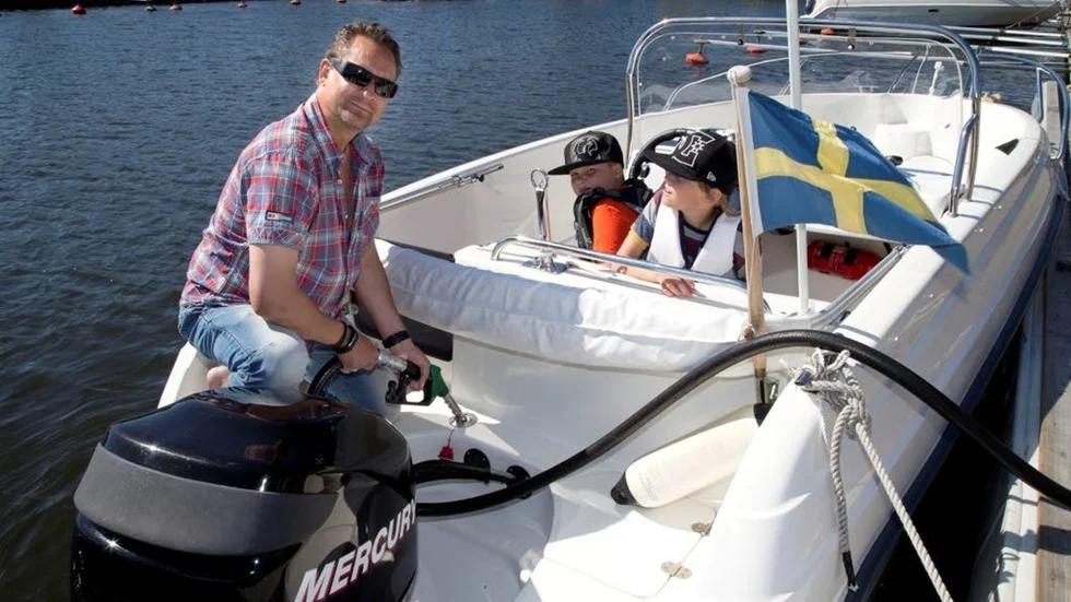 "Vad ska man göra?" Niclas Lindfors anser sig inte ha något större val än att tanka och betala. I båten sitter sonen Philip (till höger) och kompisen Philip Nygren.