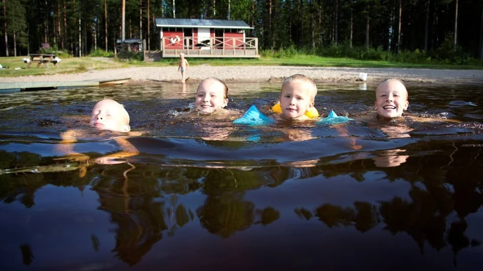 Aron, Emmy, Axel och Saga Björk badar i Brännträsk.