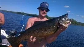 Ken Hjerpe med "gäddan" som visade sig vara en storöring på 7,71 kilo.