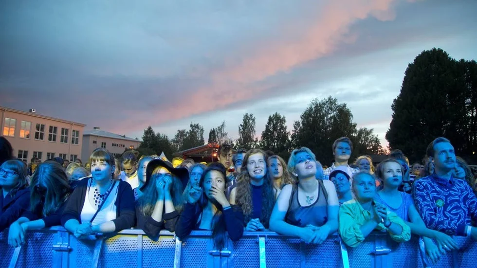 En entusiastisk publik samlades för Motoboys konsert under en skymmande Skellefteåhimmel.
