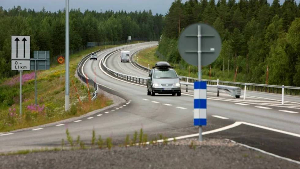 Bristen på avfartsträcka i södra Rosvik bromsar upp ­trafiken. Omkörningarna kan vara farliga när filerna går ihop.
