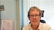 Den enda i sitt slag. Socialförvaltningen chef Eija Lugnet är för tillfället den enda med socionomutbildning i tjänst. "Vi söker utbildad personal, men det geografiska läget lägger krokben för oss" säger hon.