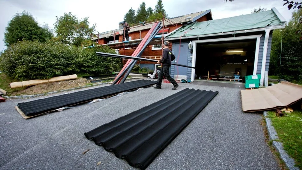 Husägarna upptäckte en fuktskada i garaget och valde att lägga om taket på hela huset. Betongpannorna hade suttit på i 50 år och nu får huset ett plåttak.