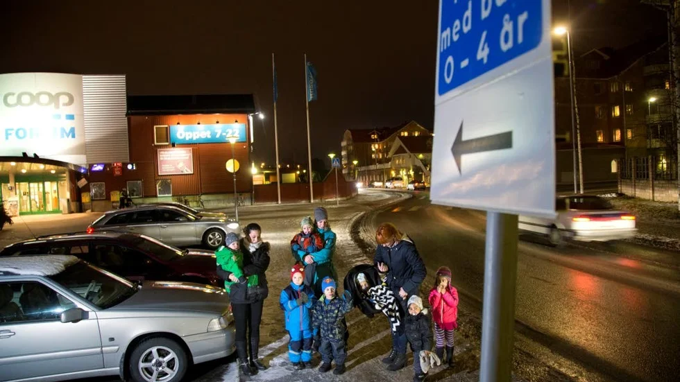 Småbarnsföräldrarna Caroline Slotteborn, Renate Bogen och Jonna Hjälte är irriterade över att så många bilförare utan barn ställer sig på familjeparkeringarna. ”Det är inte det lättaste att bära både barn och kassar”, konstaterar de.
