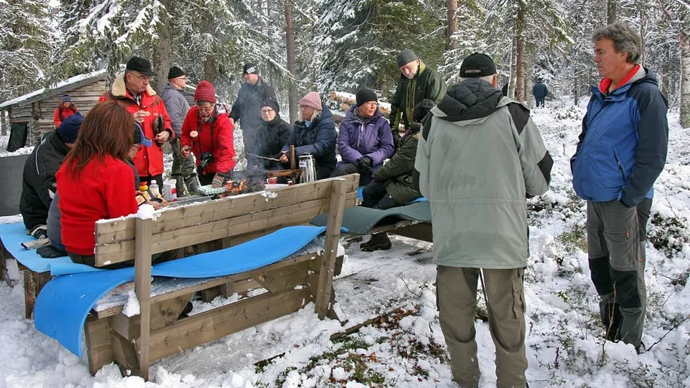 Ett trettiotal personer kom till invigningen av fågellokalen Arvet. Kläppens byaförening hoppas att den nya spången och eldplatsen ska locka många besökare intresserade av fågelliv.