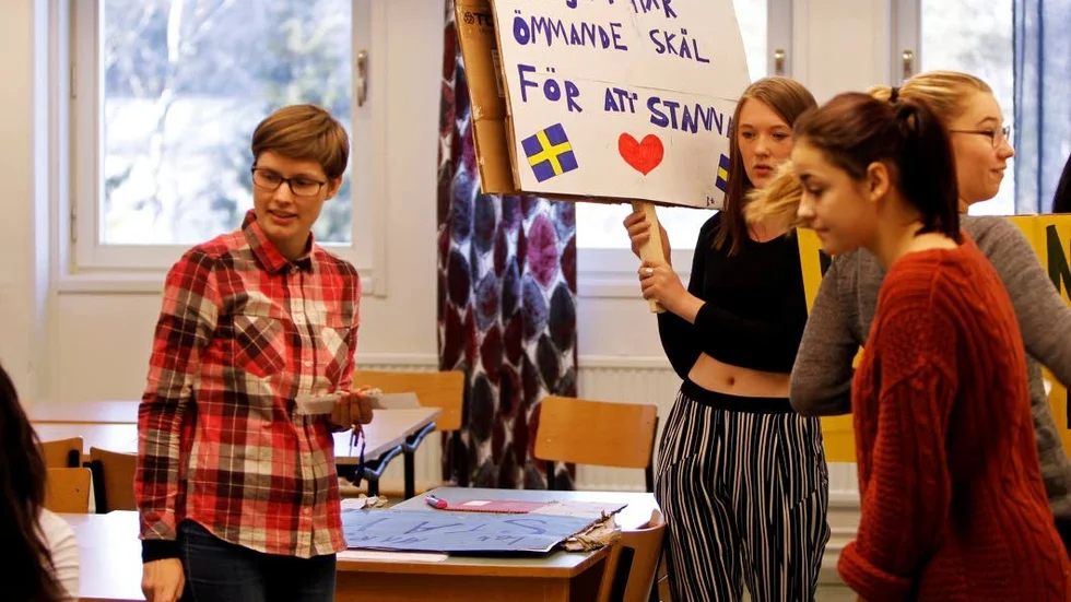 SO-läraren Elina Halvarsson, till vänster, har lagt geografin åt sidan i veckan och låtit eleverna fokusera på manifestationen för Marjam.