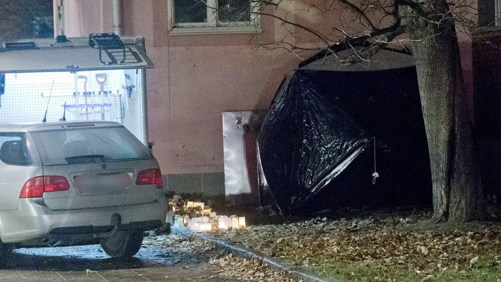 ...och en dryg vecka senare återkom polisens tekniker för att leta efter kompletterande spår under en uppspänd tältduk.
