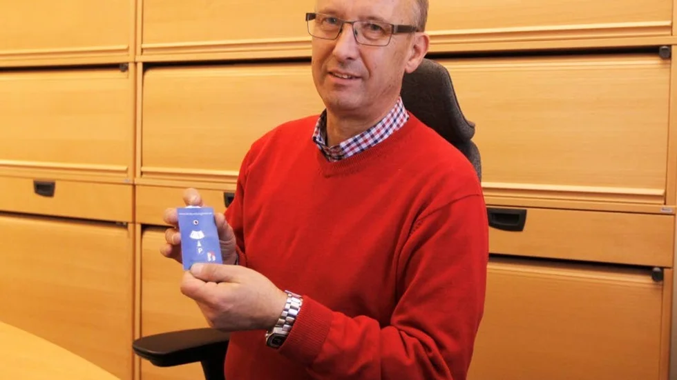 Anders Nilsson, vd för Älvsbyns Fastigheter, hoppas att alla Älvsbybor snabbt lär sig använda P-skivan.