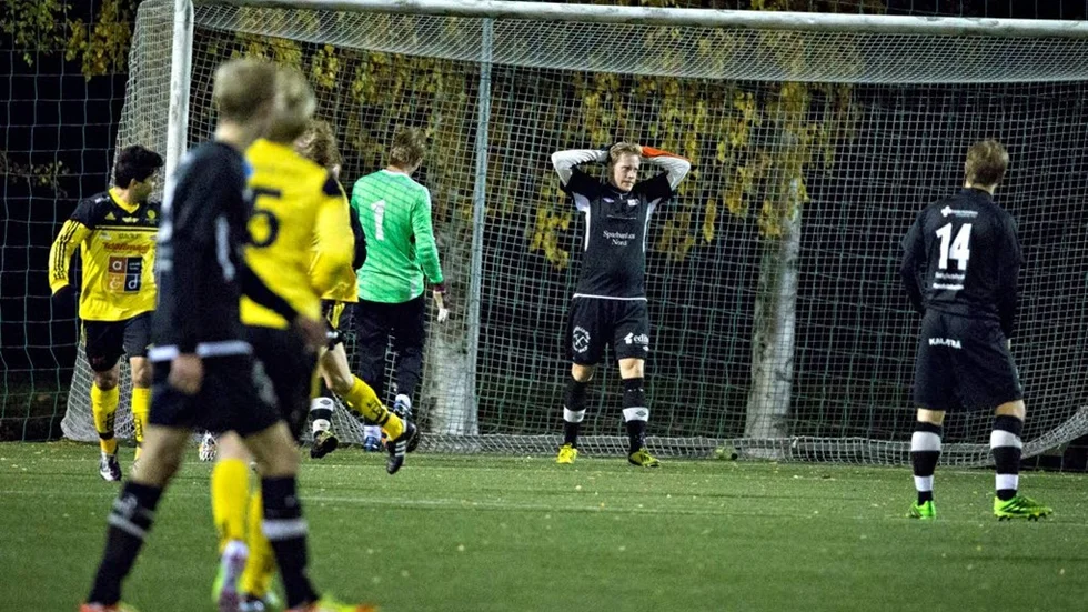 Det blev en blytung förlust i kvalet till division 4 för Lillpite IF. Notviken 2 avgjorde, 3–2, med en snyggt slagen frispark i slutsekunderna.