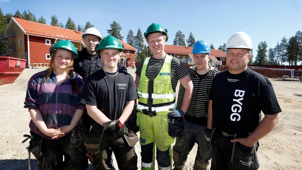 Erika Berggren, årskurs tre inriktning betong, Krister Andersson, vvs-lärare, Rasmus Johansson, Simon Johansson samt Joakim Nyström, årskurs tre inriktning betong och Lars Eriksson, lärare trä, ute vid Strömbackas elevbygge på Furulund.