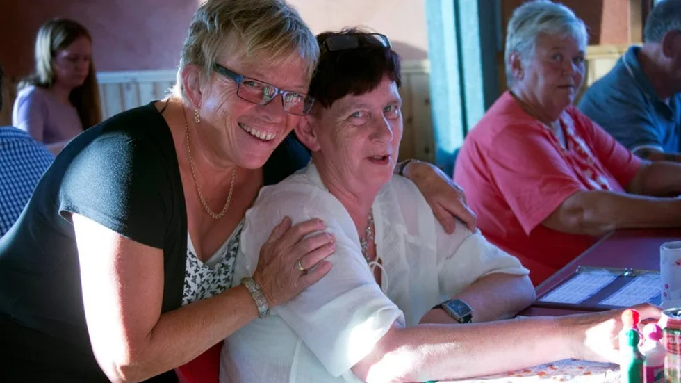 Britt-Inger Lundin och Solveig Brandlöf har lärt känna varandra genom bilbingon, då Brandlöf håller i bilbingot i Antnäs.