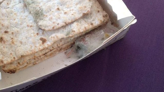En läsare gjorde ett minst sagt osmakligt fynd i en brödlåda på onsdagskvällen.
