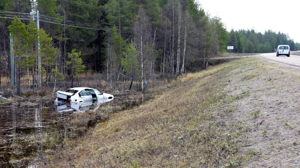 Personbilen stod övergiven i vattnet när räddningstjänsten kom till olycksplatsen. Polisen utreder händelsen.