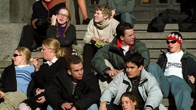 Ungdomsarbetslösheten har cementerats på en hög nivå och blivit ett allt allvarligare samhällsproblem som alliansregeringen inte kunnat tackla.