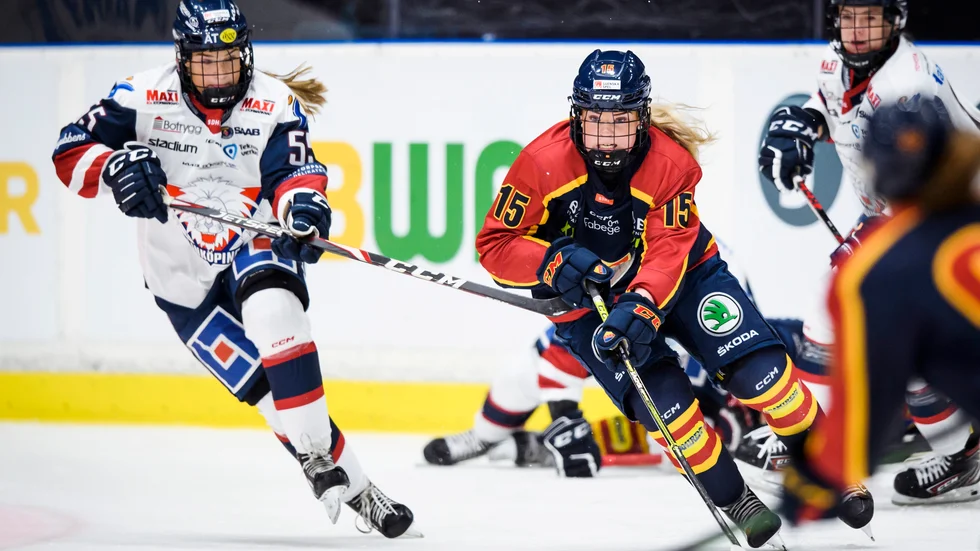 Nyköpingsbekanta Lova Blom drömmer om SM-guld och att slå sig in i ett Damkronorna som för närvarande är uppe i en generationsväxling. Djurgårdscentern gjorde i den gångna helgen sitt första mål för säsongen (mot Linköping). 
