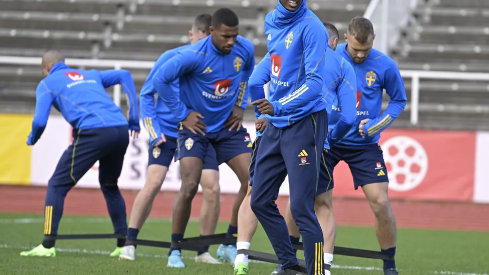 Alexander Isak lämnar Sveriges Nations League-samling på grund av skada.