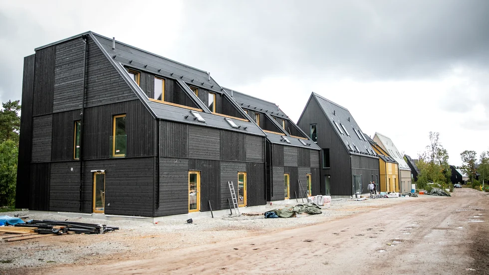 De åtta parhusen längs Hallbrosvägen har alla fått lutande tak åt lokalgatans håll, vilket tack vare regleringen om "högsta tillåtna takfotshöjd" om 4,5 meter är tillåtet, enligt detaljplanen.