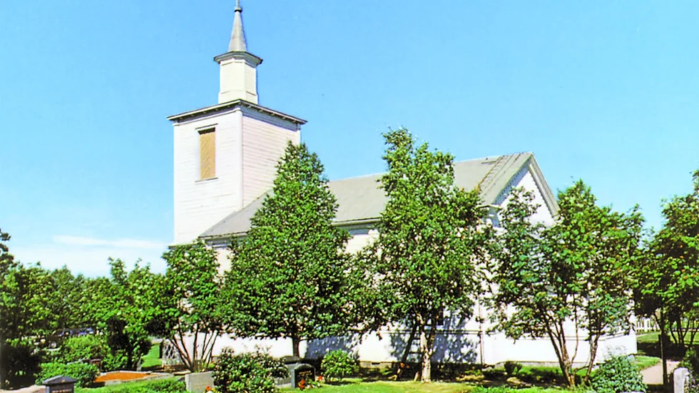 Muodoslombolo kyrka.