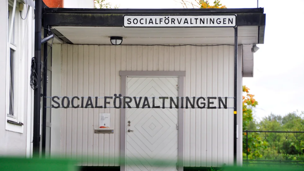 Socialtjänsten i Östhammar åkte hem till en man utan att fått tillstånd till det. Nu får individ- och familjenämnden kritik.