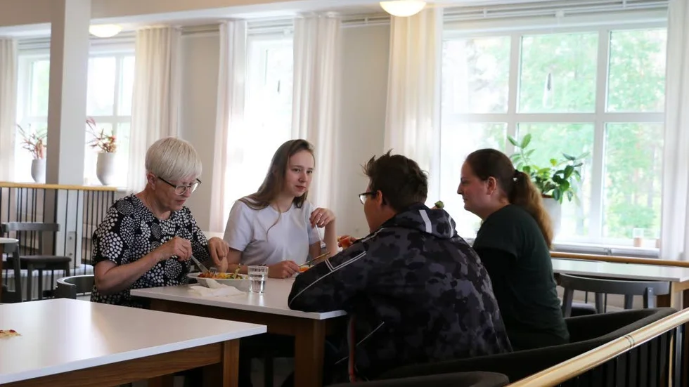 Lunchen intas tillsammans av både lärare och ungdomar i restaurangen på Framnäs.