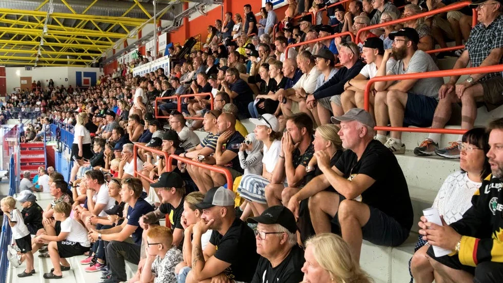 En bra bit över tvåtusen hockeyintresserade personer kylde ner sig i LF Arenas ishall under lördagen.