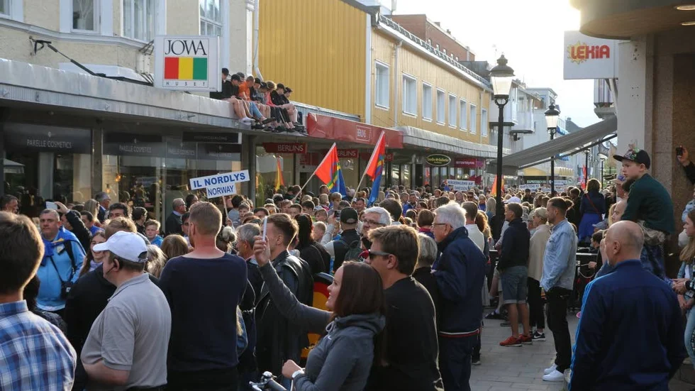 Fullsatt på gågatan när paraden drog genom stan.