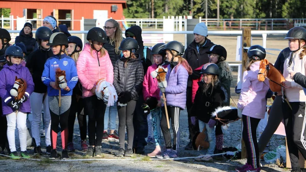 I väntan på start av den första officiella hopptävlingen med käpphäst. En lek, absolut, men definitivt en snabbväxande sport också. I fjol hölls de första VM-tävlingar i Frankrike.