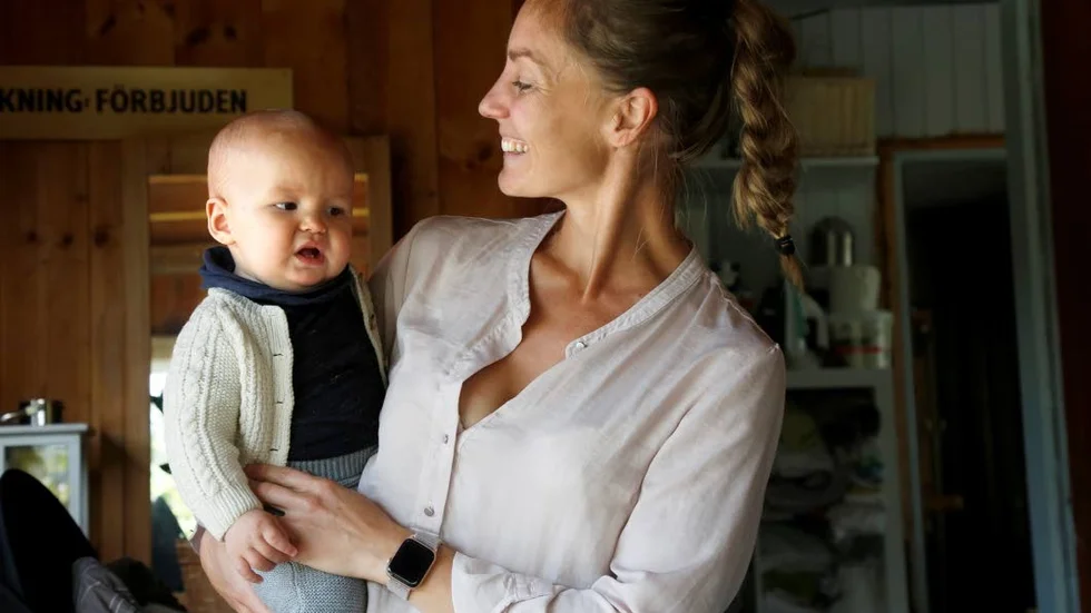 ”Det var lätt att skapa en skyddad liten värld till Adrian eftersom jag helammade och han inte kröp”, säger Stina.