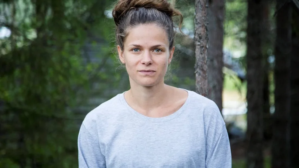 Erika Cardenas Hedenberg spelar Freja, som tagit sin tillflykt till Jävrebodarna efter att ha drabbats av utbrändhet. På sammanbrottets rand möter hon vittran.