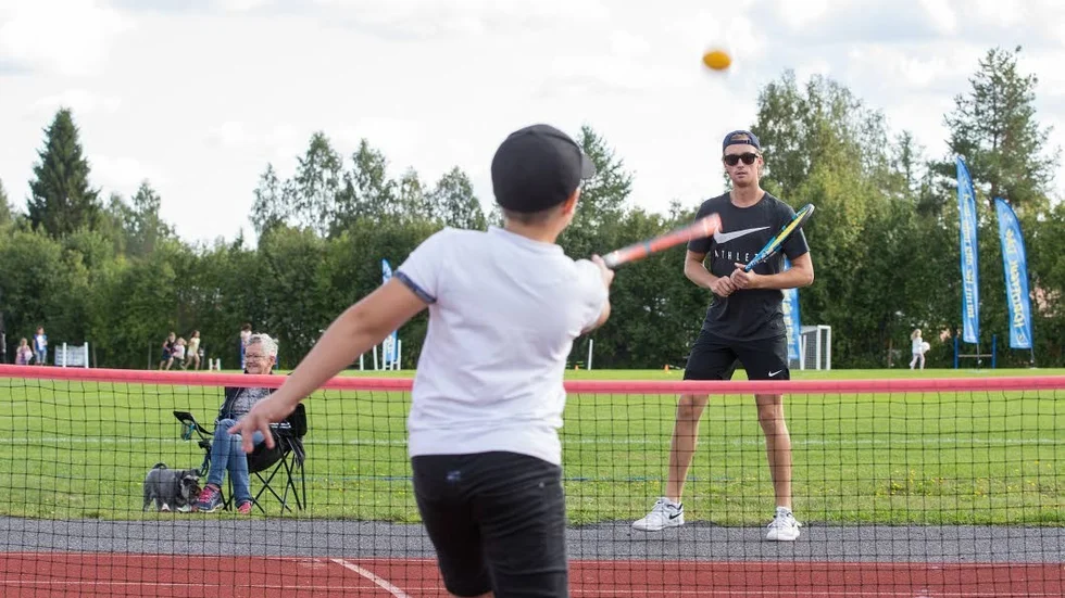 Älvsbyns tennis-ess Jonas Lindbäck fanns på plats och tränade med de som ville.