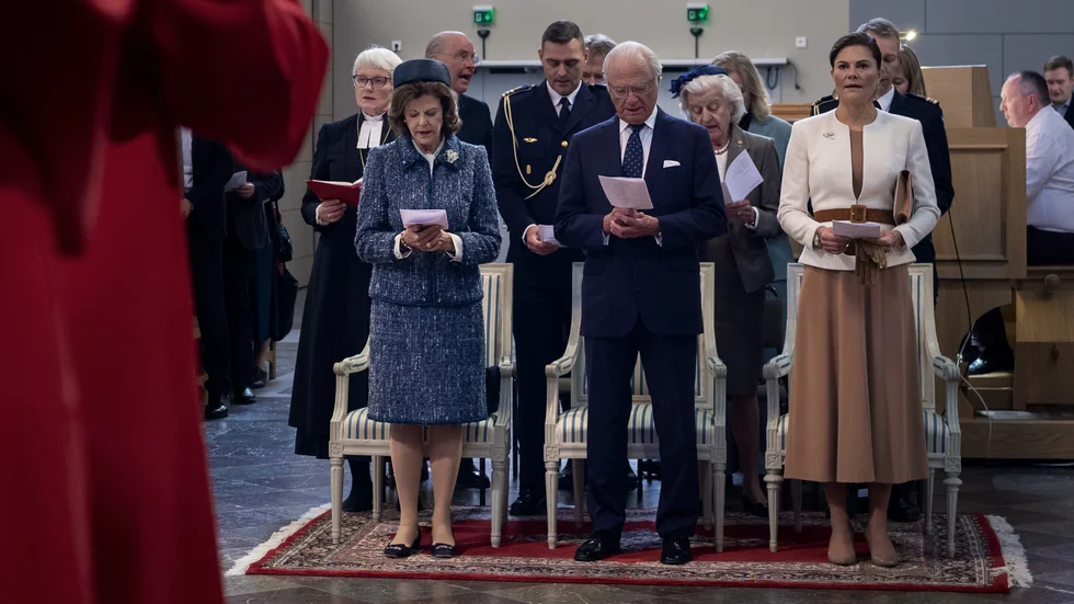 Drottning Silvia, kung Carl XVI Gustaf och kronprinsessan Victoria var på plats i Domkyrkan i samband med kyrkomötets öppnande. 
