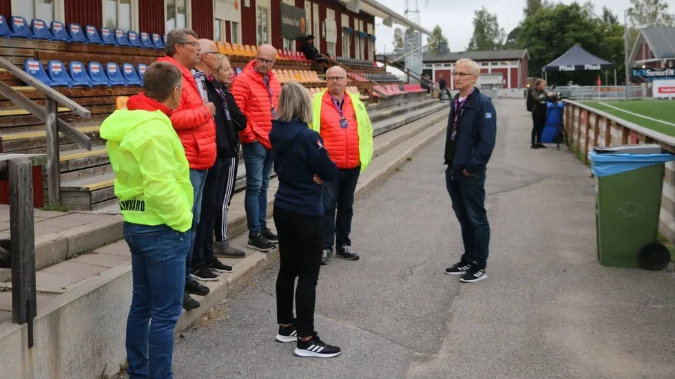Många funktionärer och timmar krävs för att tillgodose kraven som Uefa ställer på matchen.