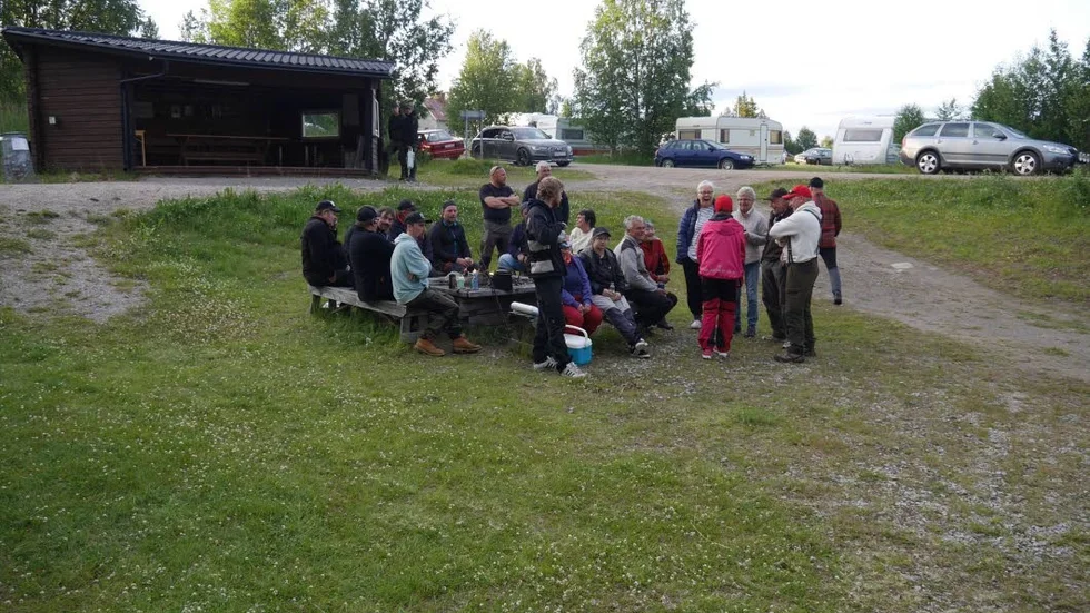 Trötta fiskare efter dagens tävlingar.