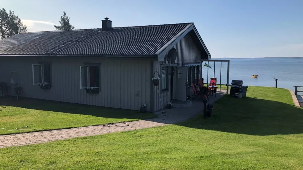 Ägarna till huset på Strandbacken lyckades själva släcka elden och räddningstjänsten fortsatte arbetet med att kontrollera att inte branden spridit sig.