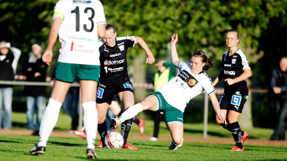 Lovisa Granman stoppar Stina Blackstenius när VGIF mötte LFC, där Stina spelade då, i Östgötacupen 2015. Att både Stina och Emma Lind är med i det svenska A-landslagstruppen tycker Granman är väldigt coolt. 