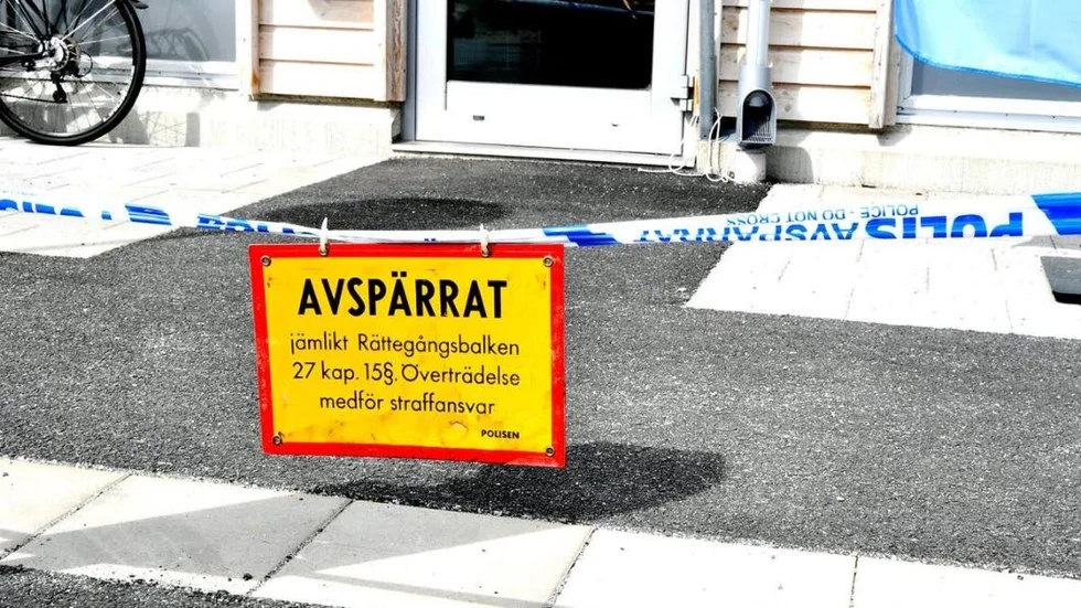 Inledningsvis var området utanför lokalen avspärrat. Dessa yttre avspärrningar hävdes senare av polisen efter att brottsplatsundersökningen var genomförd.