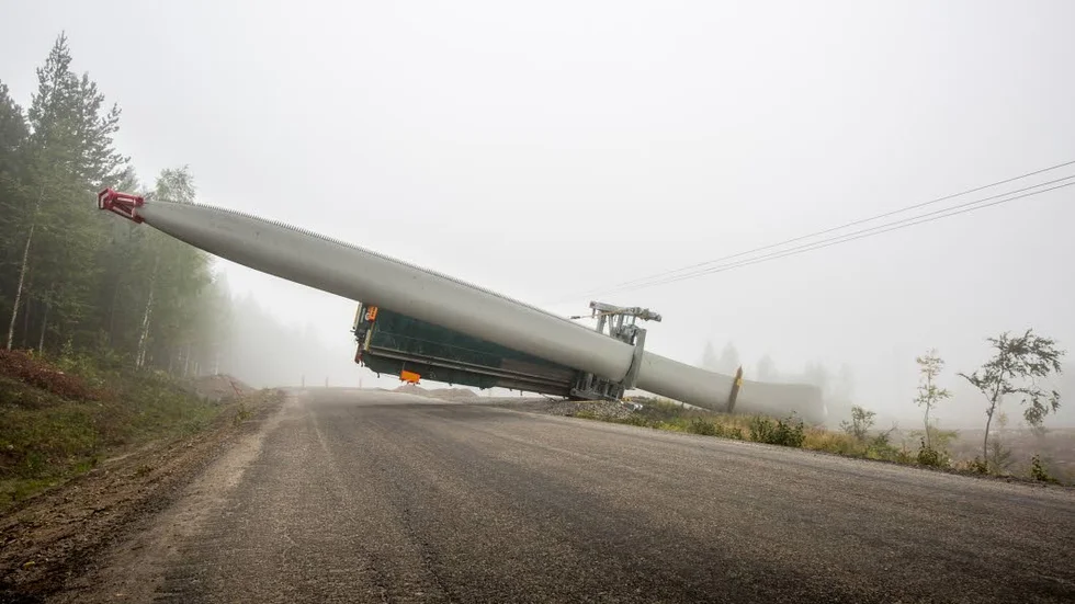 Vingen som blev liggande över vägen är nära 70 meter lång.